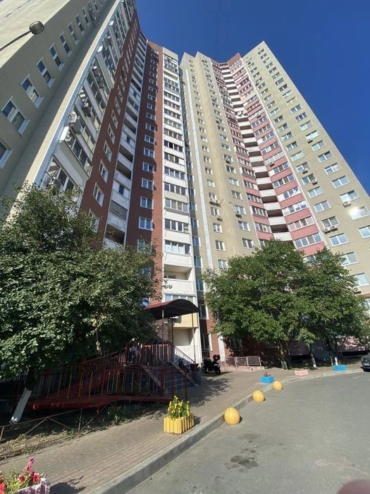 Продається простора 2-к. квартира по вул. Милославська, 8. Є
