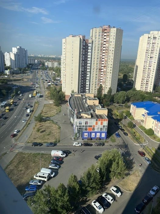 Продається простора 2-к. квартира по вул. Милославська, 8. Є