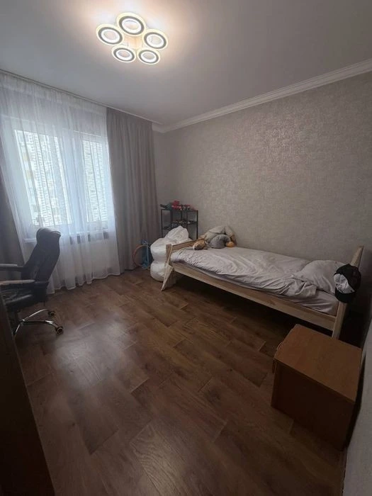 Оренда з ЖОВТНЯ 2-кім. к біля м. Харківська 20000грн. Генера