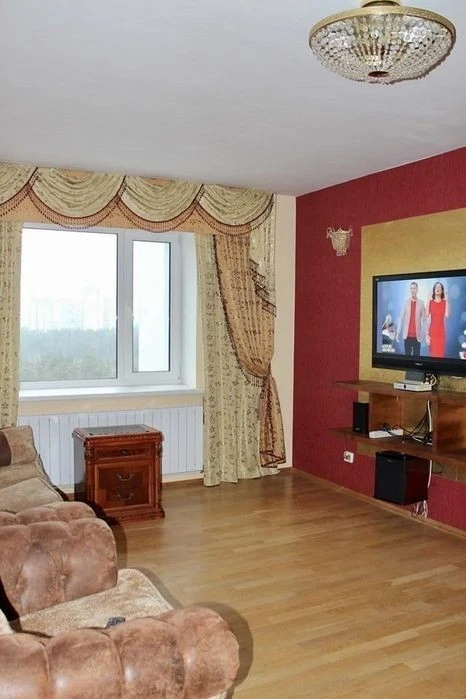 Здам гарну, велику 3-х к. кв. в Києві, заг. пл. 80 м. кв. ЖК