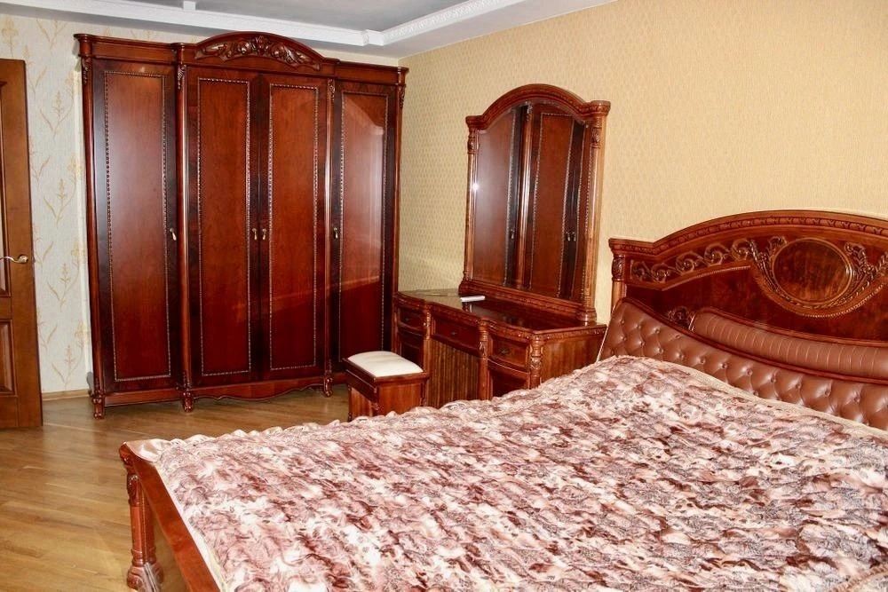 Здам гарну, велику 3-х к. кв. в Києві, заг. пл. 80 м. кв. ЖК