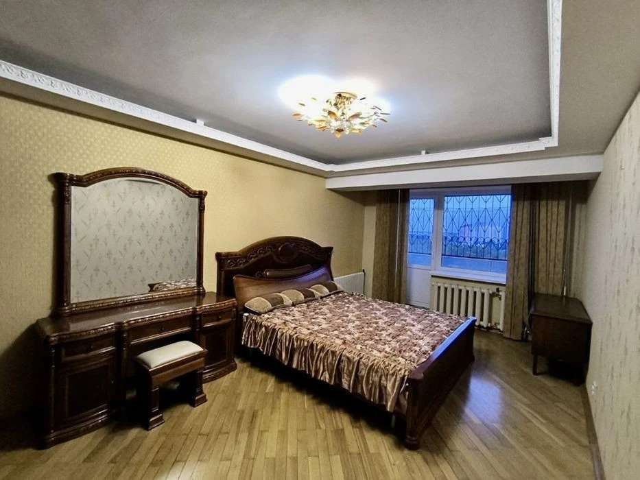 Здам гарну, велику 3-х к. кв. в Києві, заг. пл. 80 м. кв. ЖК