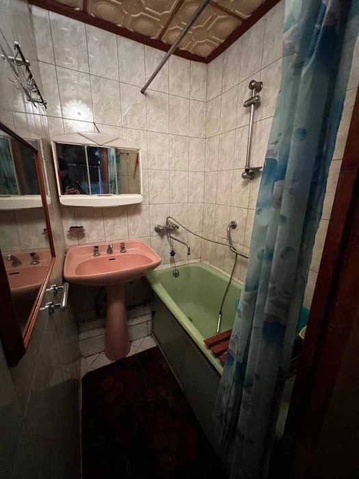 продам 2к квартиру жилмасив  Комунар