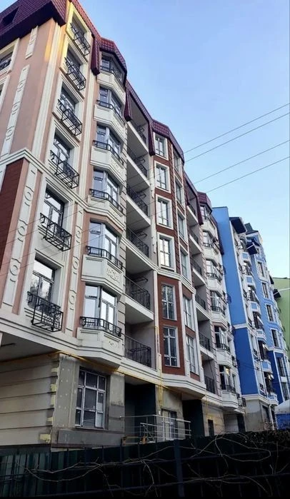 Дегтярна, 17. 3-кімнатна квартира в ЖК Podil Grad. Вікна на