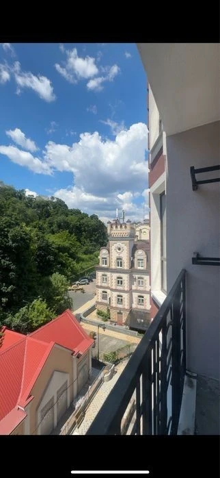 Дегтярна, 17. 3-кімнатна квартира в ЖК Podil Grad. Вікна на