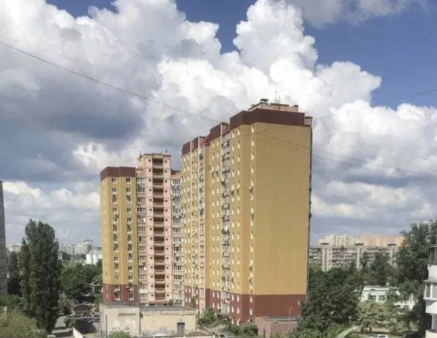 Продаж від власника м. Мінська (3-х квартири Левка Лукʼяненк
