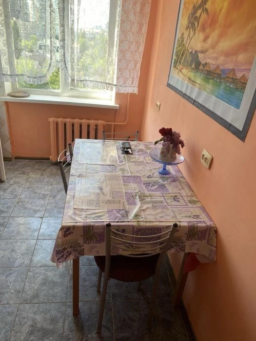 Продам трикімнатну квартиру на лівому березі без комісії