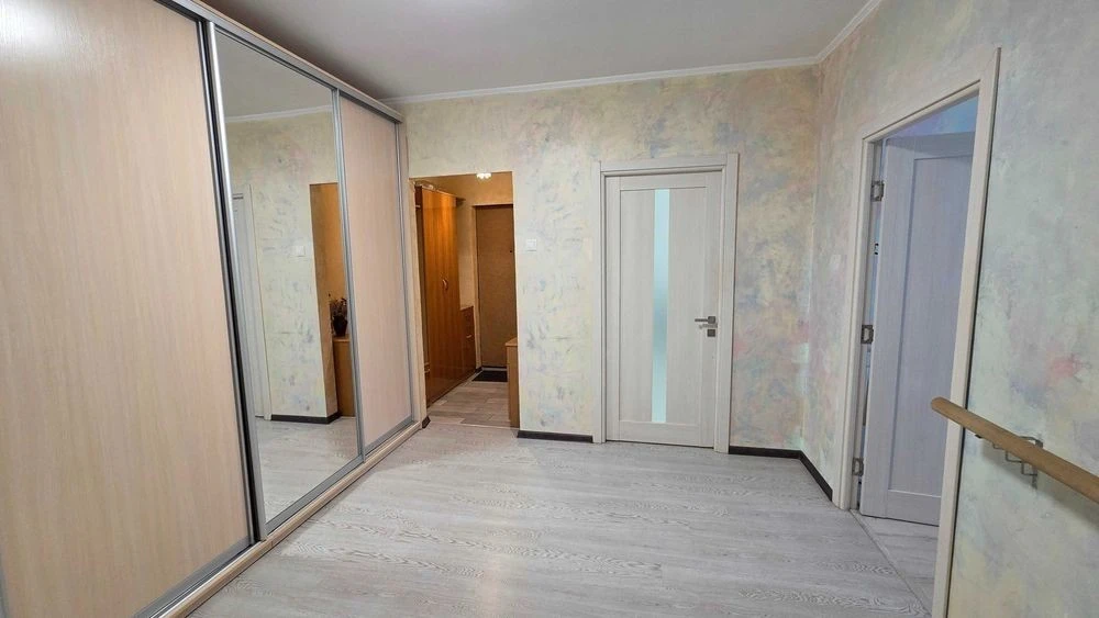 3-кімнатна квартира, вул. Ревуцького, 44. Метро Харківська.