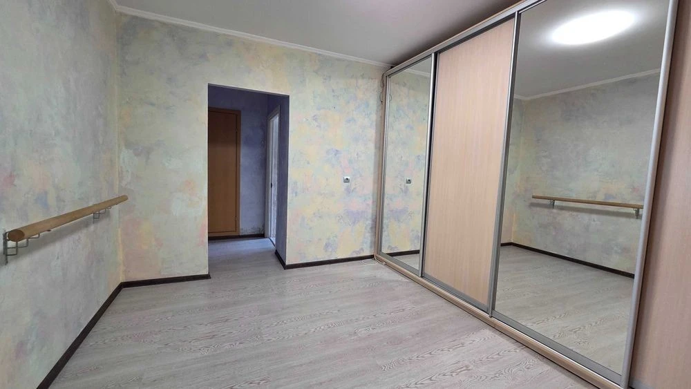 3-кімнатна квартира, вул. Ревуцького, 44. Метро Харківська.