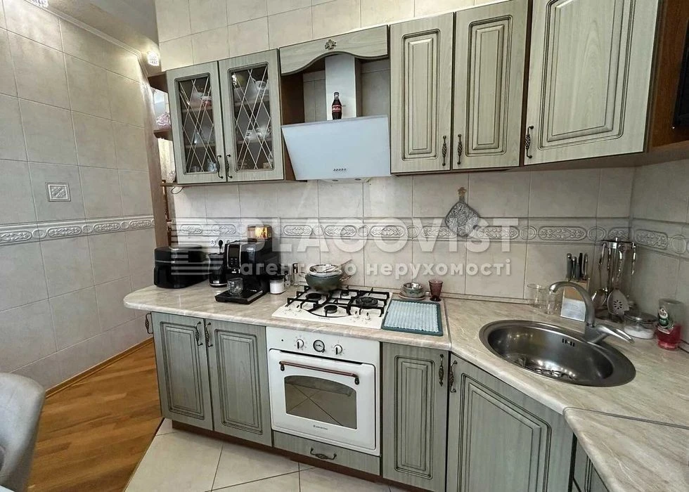 Продаж 2К Київ Верховної Ради бульвар 13 сталінка ремонт меб
