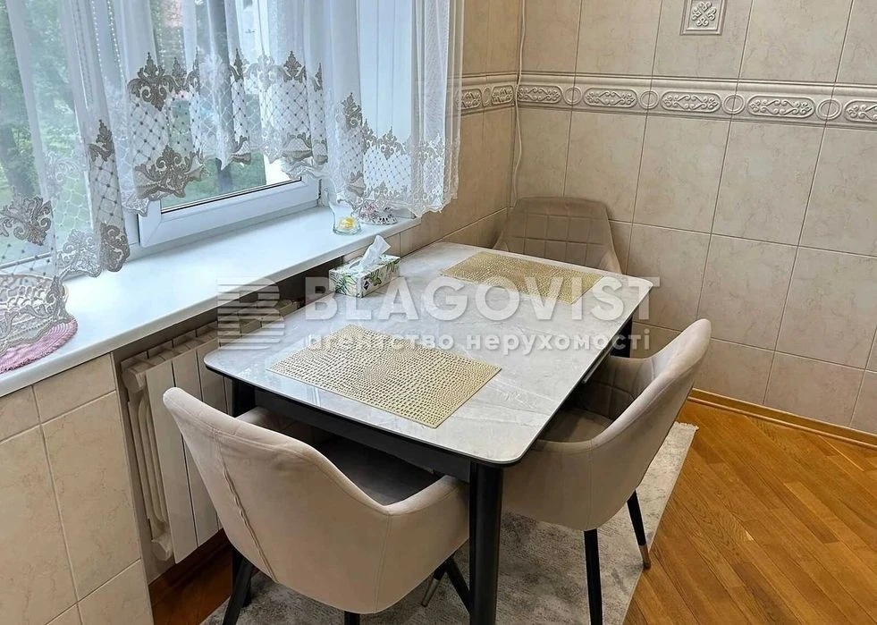 Продаж 2К Київ Верховної Ради бульвар 13 сталінка ремонт меб