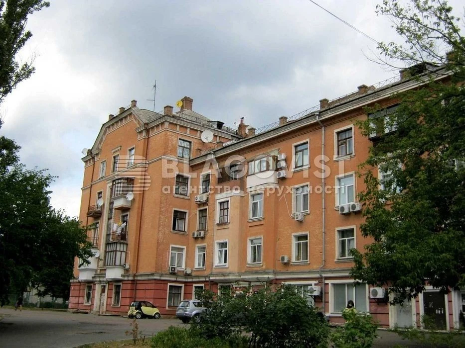 Продаж 2К Київ Верховної Ради бульвар 13 сталінка ремонт меб