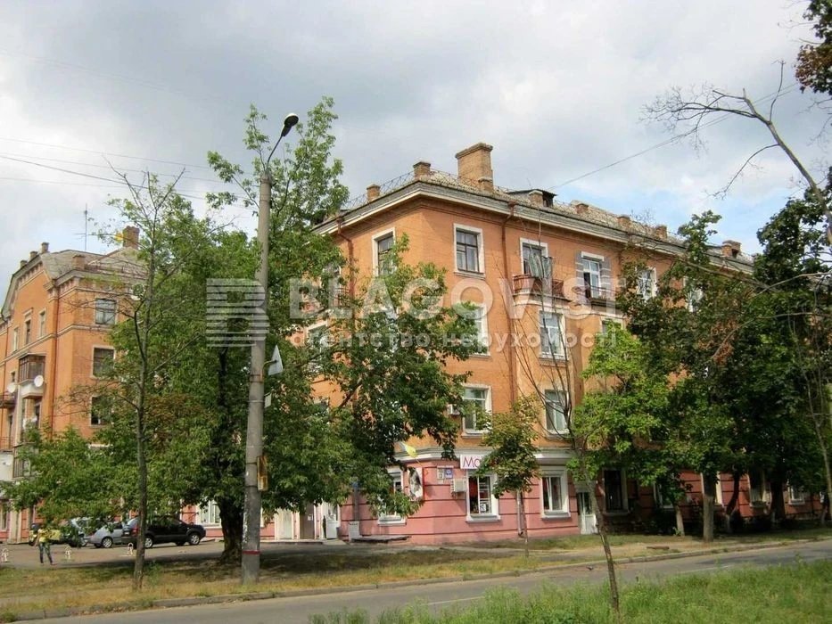 Продаж 2К Київ Верховної Ради бульвар 13 сталінка ремонт меб