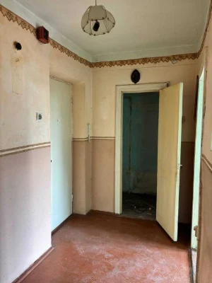 Продається 2-кімнатна квартира під ремонт в центрі міста по