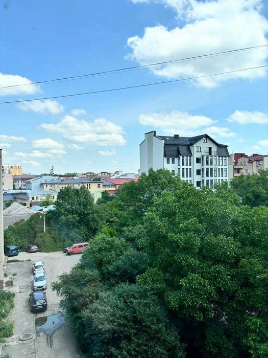 Продається 2-кімнатна квартира під ремонт в центрі міста по