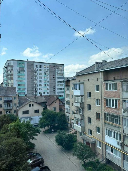Продається 2-кімнатна квартира під ремонт в центрі міста по