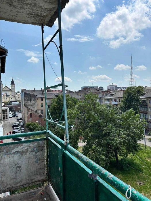 Продається 2-кімнатна квартира під ремонт в центрі міста по