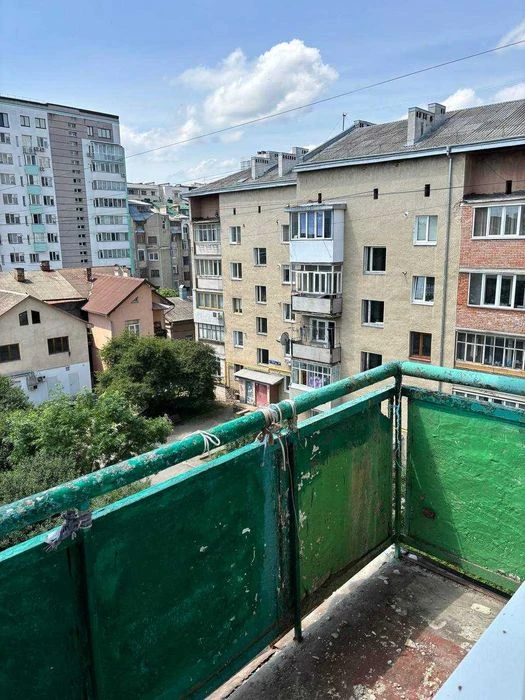 Продається 2-кімнатна квартира під ремонт в центрі міста по