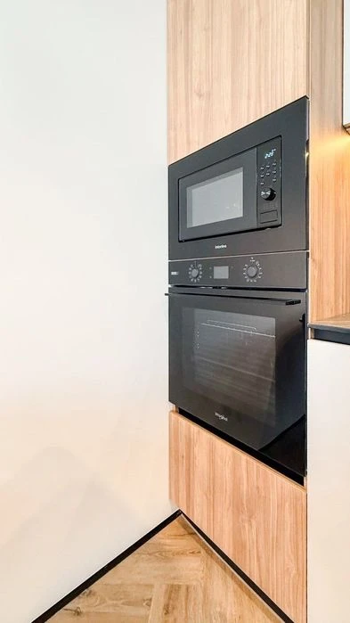 Продам сучасну 2 кім квартиру кухня -вітальня і дві житлові