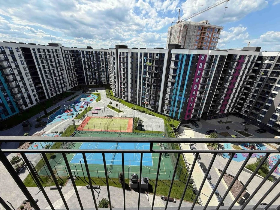 Продається простора 2 кім квартира з балконом в ЖК 
Family P
