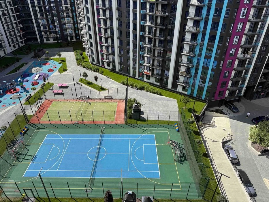 Продається простора 2 кім квартира з балконом в ЖК 
Family P