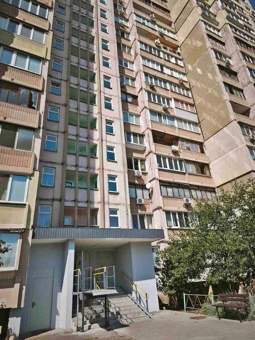 Продаж 1 кімнатної квартири на Позняках, вул. Кошиці 9