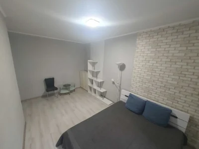 1к, Ахматової 22, метро Позняки 10хв. 41м2, генератор.
