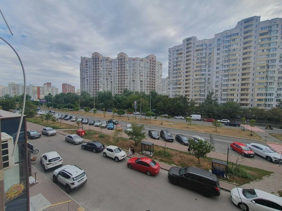 1к, Ахматової 22, метро Позняки 10хв. 41м2, генератор.