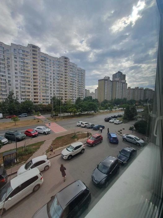 1к, Ахматової 22, метро Позняки 10хв. 41м2, генератор.