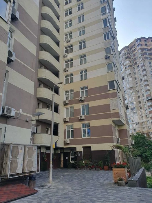1к, Ахматової 22, метро Позняки 10хв. 41м2, генератор.