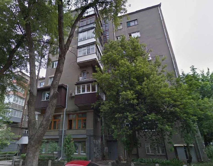 Selling a 3-room Stalin-era apartment with autonomous parking, Gosprom Prav Center