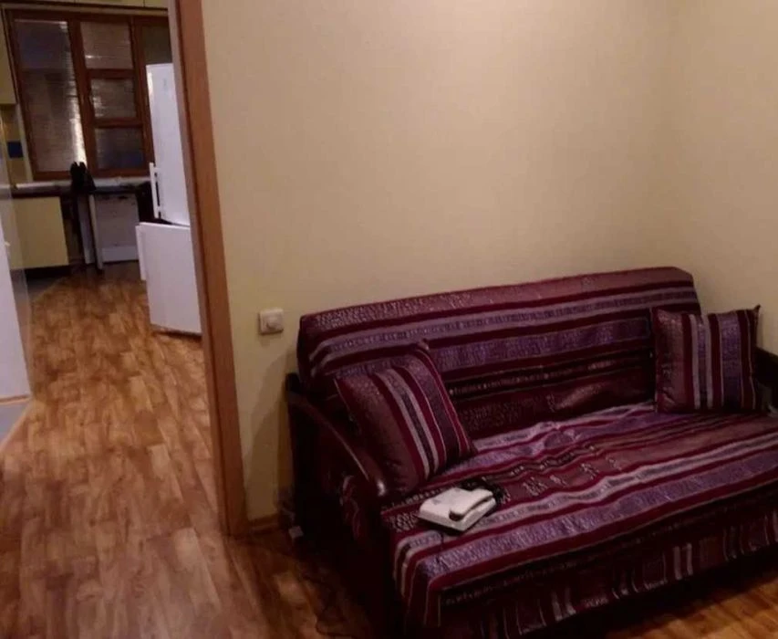 Selling a 3-room Stalin-era apartment with autonomous parking, Gosprom Prav Center
