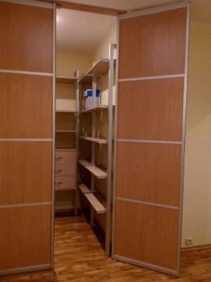 Selling a 3-room Stalin-era apartment with autonomous parking, Gosprom Prav Center
