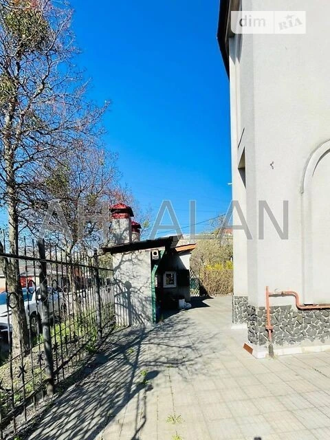 Продаж 3 поверхового будинку з ділянкою на 6 соток, 955 кв.