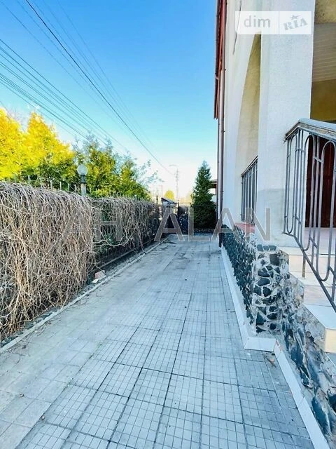 Продаж 3 поверхового будинку з ділянкою на 6 соток, 955 кв.