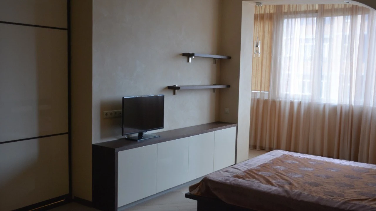 Оренда 3-кімнатної квартири 130 м², Євгена Коновальця вул.,