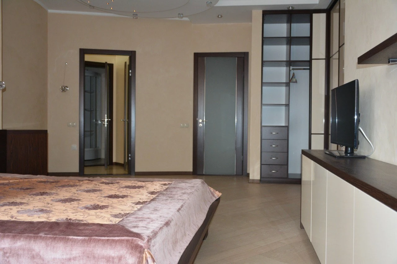 Оренда 3-кімнатної квартири 130 м², Євгена Коновальця вул.,