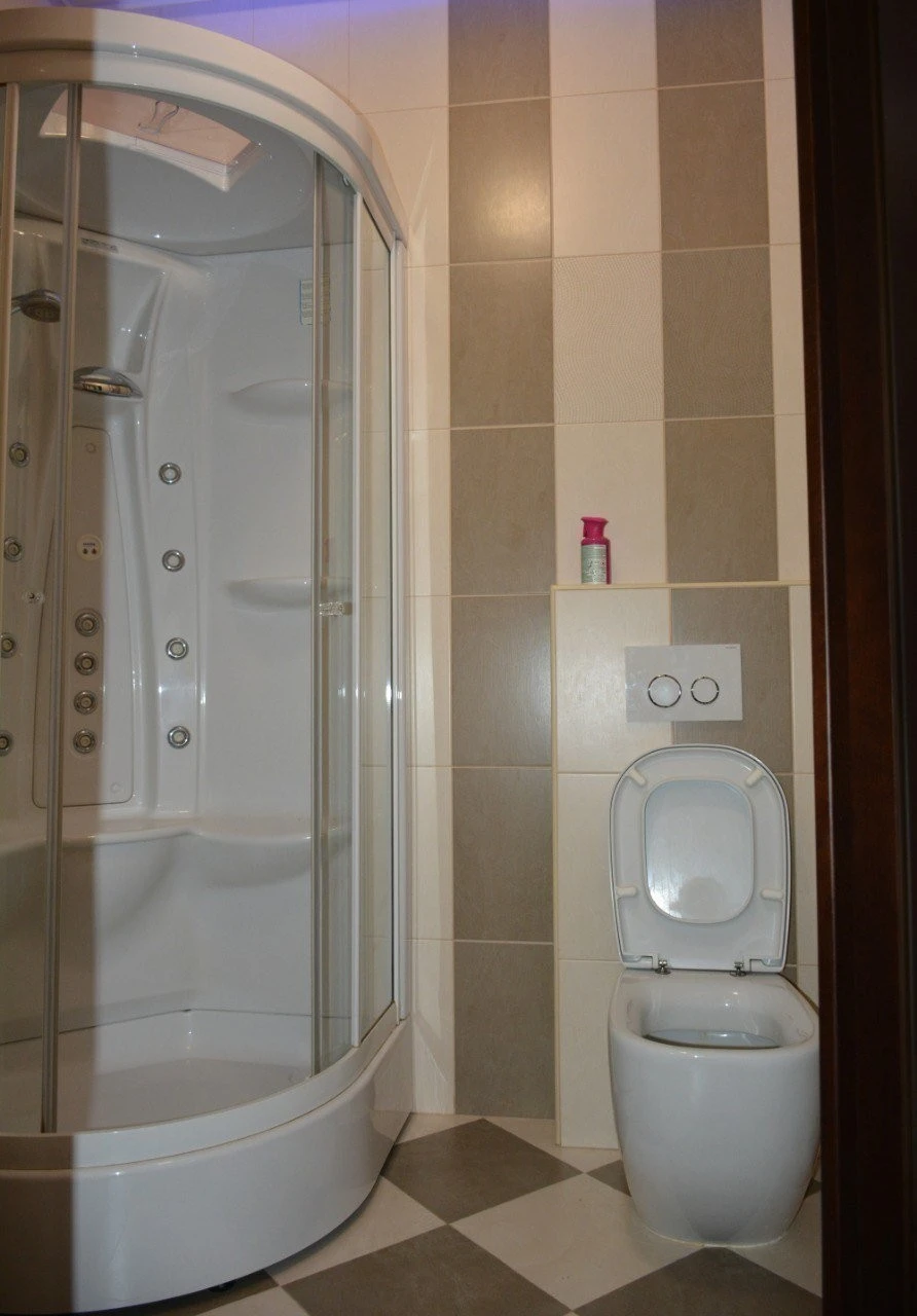 Оренда 3-кімнатної квартири 130 м², Євгена Коновальця вул.,