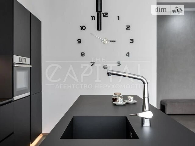 Sale of a 3-room apartment of 180 sq. m. on Knyazya Volodymyra Monoma Street