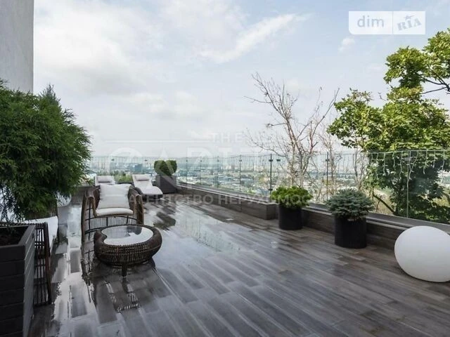 Sale of a 3-room apartment of 180 sq. m. on Knyazya Volodymyra Monoma Street