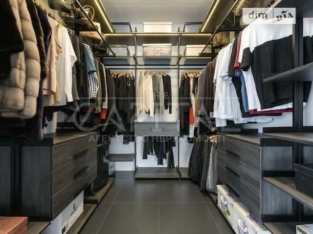 Sale of a 3-room apartment of 180 sq. m. on Knyazya Volodymyra Monoma Street