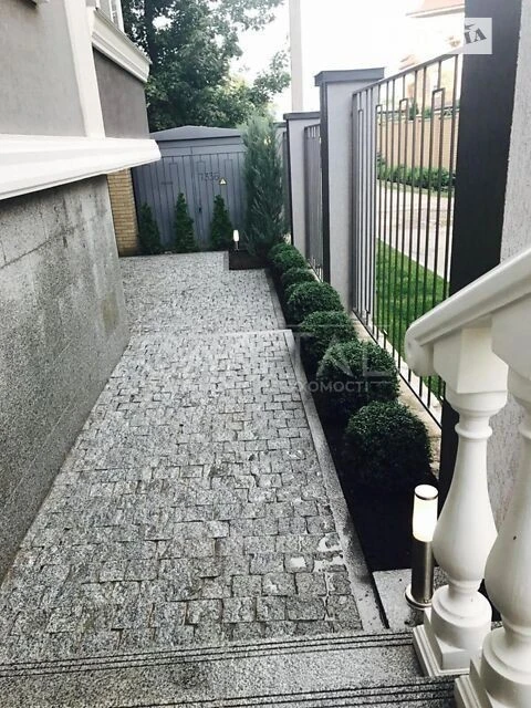Sale of a 3-room apartment of 180 sq. m. on Knyazya Volodymyra Monoma Street