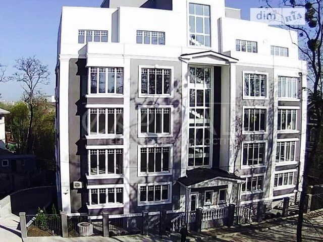 Sale of a 3-room apartment of 180 sq. m. on Knyazya Volodymyra Monoma Street