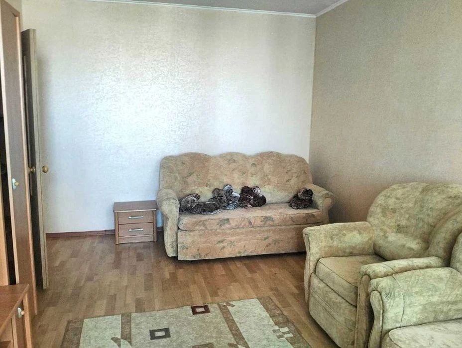 Сдам большую (96кв. м. ) 3-комнатную квартиру в центре Оболо