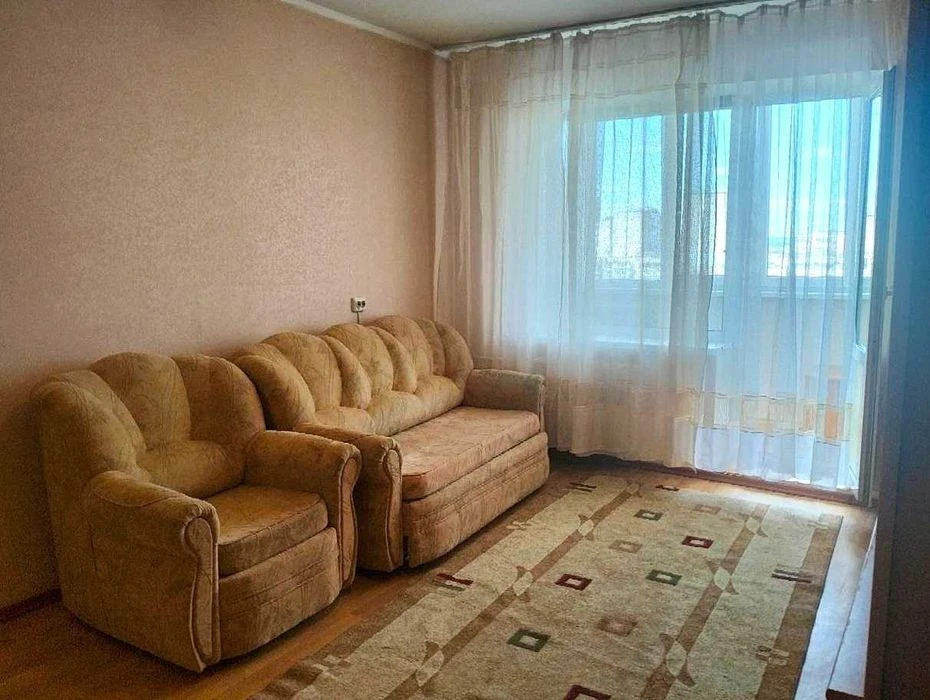 Сдам большую (96кв. м. ) 3-комнатную квартиру в центре Оболо