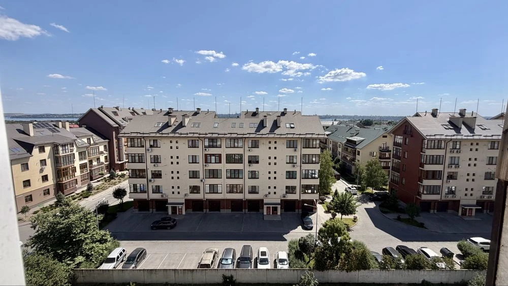 Cozy 1-room apartment for sale on Dniprovski Porogi Street