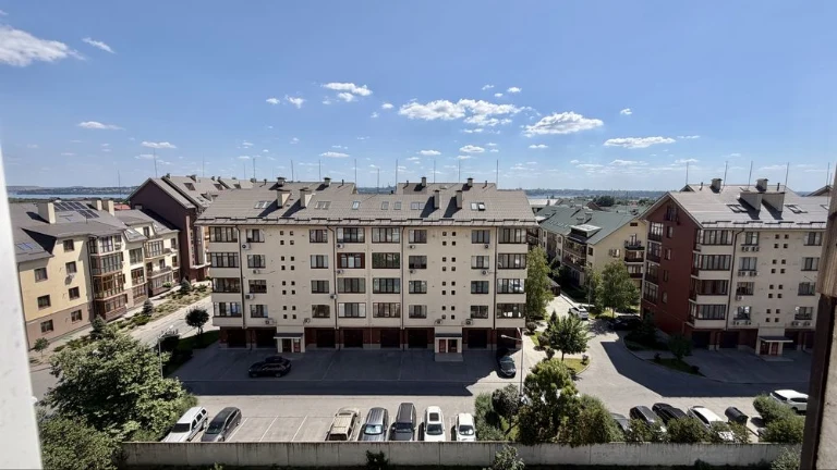 Cozy 1-room apartment for sale on Dniprovski Porogi Street