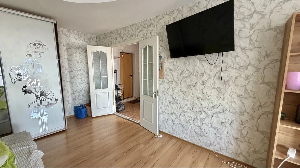 Cozy 1-room apartment for sale on Dniprovski Porogi Street