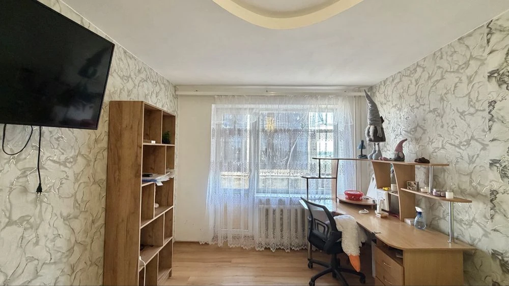 Cozy 1-room apartment for sale on Dniprovski Porogi Street
