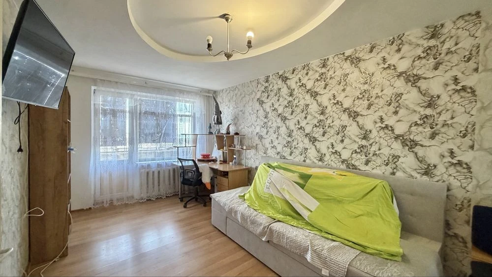 Cozy 1-room apartment for sale on Dniprovski Porogi Street